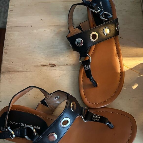 New Tommy Hilfiger Kinlee size 6 block heel black sandal buckle thong - Picture 3 of 6